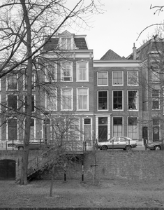 67672 Gezicht op de voorgevels van de huizen Oudegracht 311-313 (links) te Utrecht.